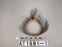 藏品(男子山豬鬃踝飾)的圖片